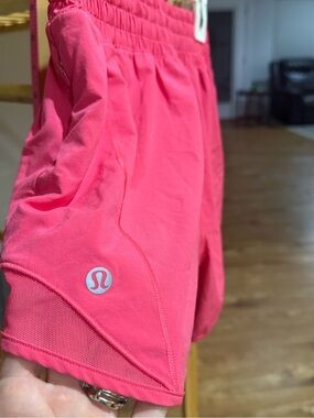 Lululemon Hotty Hot Size 2, 4”